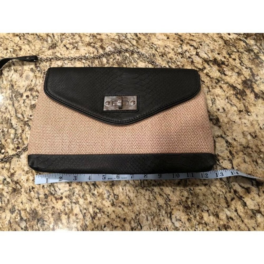 Apt 9 Straw Clutch